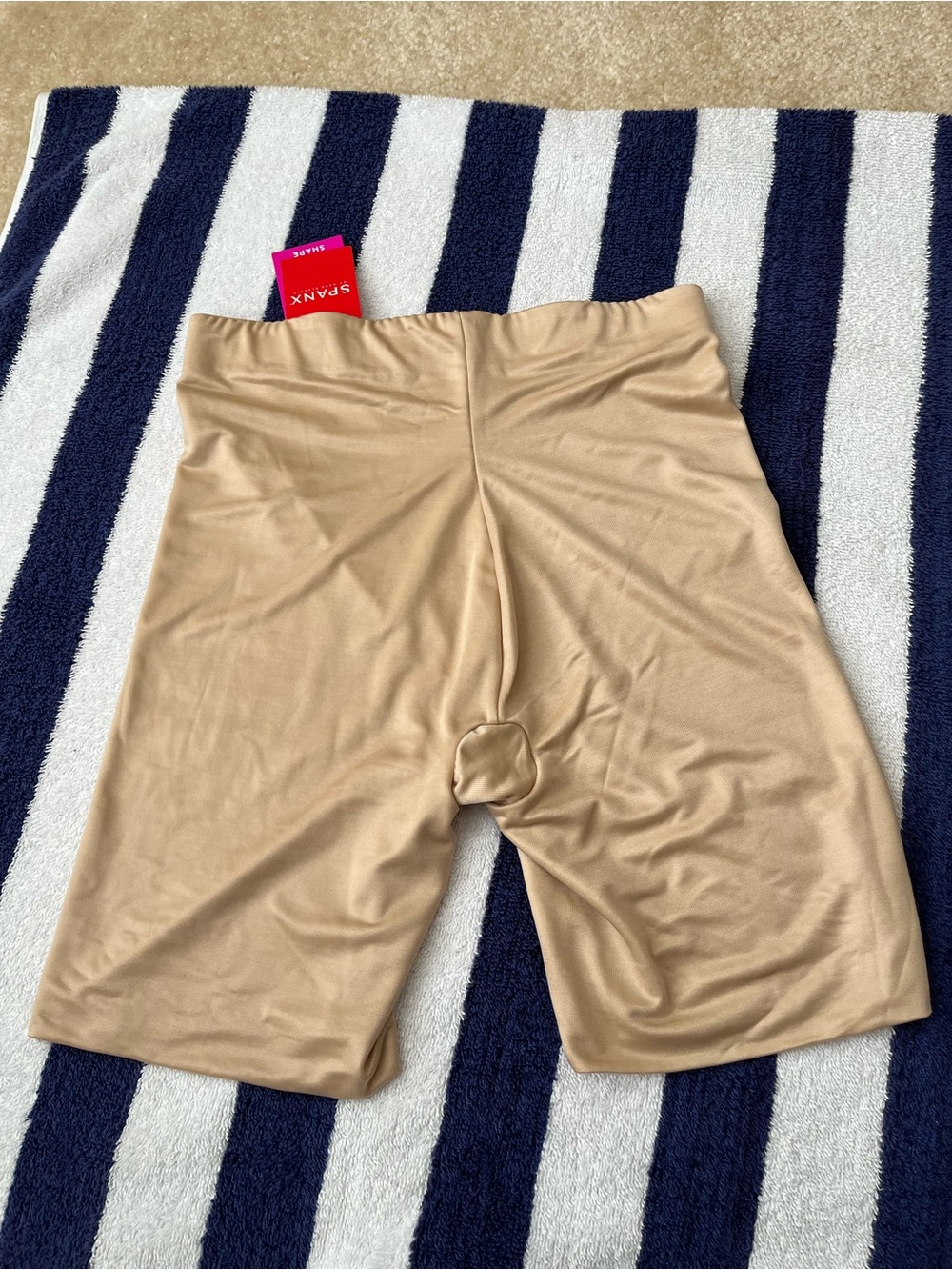 SPANX Mid Thigh Shape wear Short - Picture 2 of 4